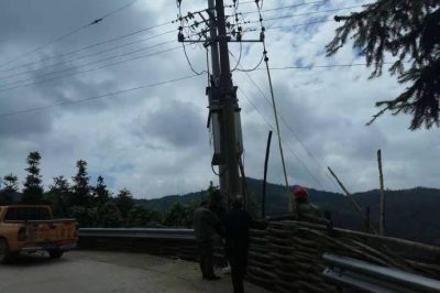 新邵供電公司潭府所組織人員進(jìn)行線路巡視，消除設(shè)備隱患