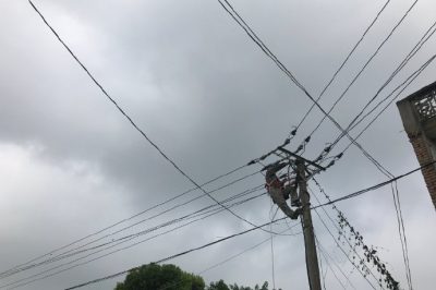 江夏區(qū)供電公司野外作業(yè)設(shè)備運維，迎峰度夏