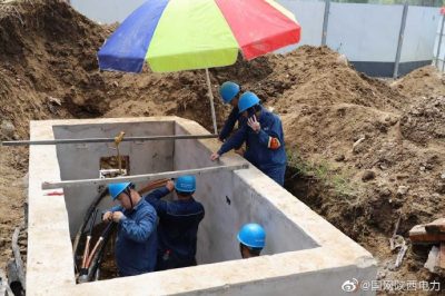 漢中供電公司光輝社區(qū)供電電纜與主電纜進行連接