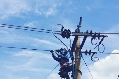 供電公司鹽邊公司開(kāi)展新建線路鐵塔組立、架空線路改接電纜等工作