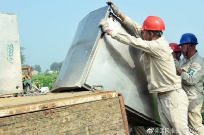 盱眙縣供電公司拆除原配電箱，更換安裝新式智能配電箱