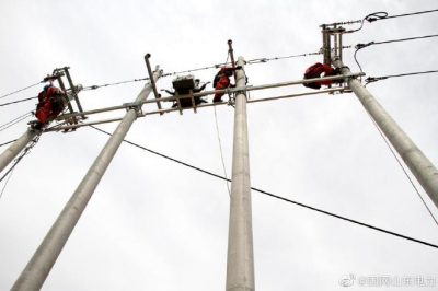 10千伏創(chuàng)業(yè)園國(guó)網(wǎng)利津縣供電公司工作人員登桿升級(jí)線路，供電安全穩(wěn)定