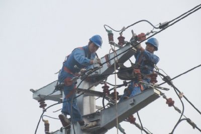 10千伏線路遷改，新立鋼管塔2基，架設絕緣導線300米，敷設過路高壓電纜160米