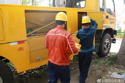 帶電作業(yè)在10千伏單廟線安裝分界開關(guān)，提升供電可靠性