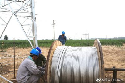 夏津縣供電公司冒高溫爬鐵塔架導線，為民供電