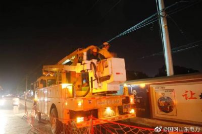 10千伏王石線開展檢修作業(yè)，新上400千伏安箱變一臺