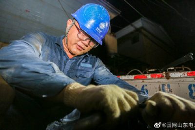 完成兩套懸式絕緣子、一套直線瓷瓶更換及緊線工作，保障附近居民用電安全