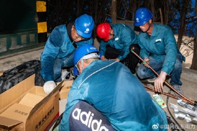 10千伏長(zhǎng)園1線(xiàn)開(kāi)展電纜敷設(shè)作業(yè)，制作電纜中間頭