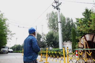 桓臺(tái)縣供電公司新立電桿27基、架設(shè)線(xiàn)路1.3公里、敷設(shè)電纜200余米
