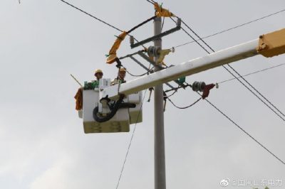 10千伏宋家線104號桿設(shè)備線夾發(fā)熱故障，無棣縣供電公司更換線路老舊零件