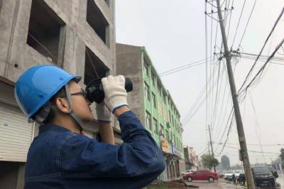 開展雨后設(shè)備巡視，為迎峰度夏期間安全供電消除隱患