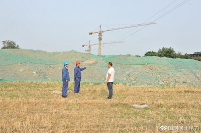 高壓線下堆土，危險！河北沙河市供電公司工作人員迅速監(jiān)督項(xiàng)目經(jīng)理安排人員清理