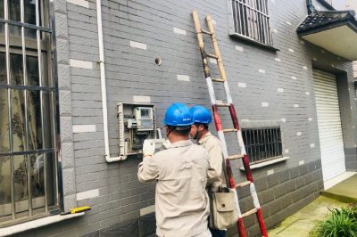 尚湖供電所對冶塘和平18號、華都2號配變等臺區(qū)開關(guān)箱、接戶線、用戶表箱進(jìn)行巡檢