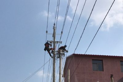 天津薊州供電公司：工作人員不畏酷暑，只為給您一個(gè)涼爽的夏天！給師傅們點(diǎn)贊！