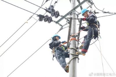 國網(wǎng)龍泉市供電公司：冒雨對10千伏城西線支線1號桿安裝分支開關，搶修送電