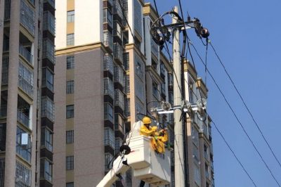 吉安供電公司在泰和縣10千伏922大道二線(xiàn)01號(hào)桿帶電T接