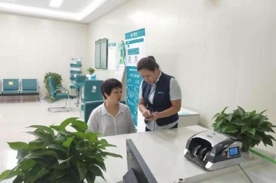潼關(guān)縣供電公司為客戶(hù)宣傳掌上電力優(yōu)化客戶(hù)用電體驗(yàn)