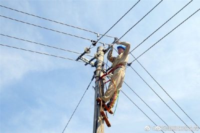 珠江供電所安裝配電柜、施放8米長電纜