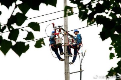 白塔鎮(zhèn)大莊線37+1號桿組裝橫擔、刀閘、令克等設(shè)備
