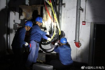 小區(qū)地下停車場處燒毀的電纜進(jìn)行絕緣、防水處理