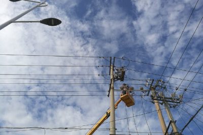 泊頭市供電公司對(duì)10千伏5524泊糧線支線開(kāi)關(guān)進(jìn)行檢修試驗(yàn)