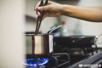 燃?xì)庠畎l(fā)生意外時(shí)，嚴(yán)禁打開任何電器