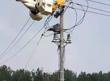 進(jìn)行帶電拆除高壓線。