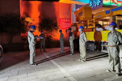 帶電作業(yè)小伙，在夜間濕透衣襟