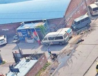 有人高壓線下施工觸電，居民救援“往身上澆水”……這是幫倒忙！