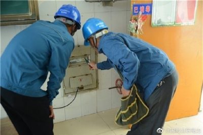 開學(xué)在即對(duì)學(xué)校重點(diǎn)檢查變壓器、配電室、插座等是否存在故障