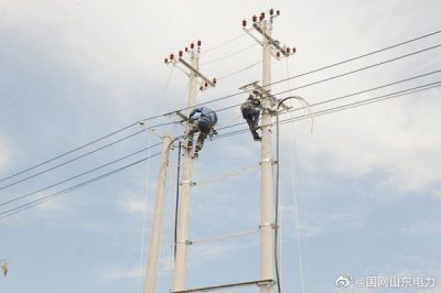 國網(wǎng)莒縣供電公司施工人員在洛河鎮(zhèn)安嶺村安裝該村2號(hào)臺(tái)區(qū)
