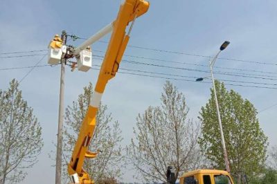 在10千伏五岔口支線2號(hào)桿，帶電更換設(shè)備線夾