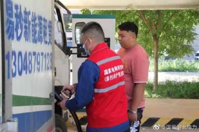 為客戶介紹電動(dòng)車充電樁的使用步驟、普及用電知識(shí)