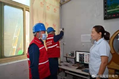 在寧晉縣北河莊鎮(zhèn)初級中學教師高曉家中檢修用電設備