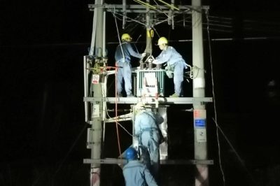 南方電網(wǎng)廣東江門臺(tái)山供電局下川供電所運(yùn)維人員開(kāi)展緊急搶修