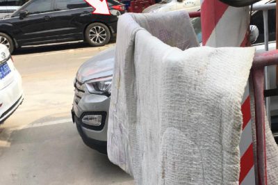 變壓器圍欄曬被？小心觸電！
