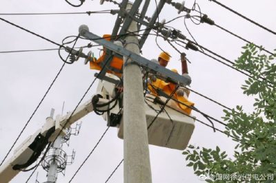 對(duì)10千伏唐開(kāi)112線178號(hào)桿進(jìn)行帶電斷接耐張引線