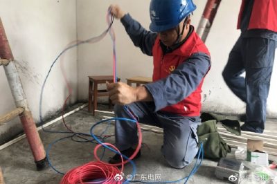 免費為貧困戶裝電表、鋪設(shè)安全的室內(nèi)電線
