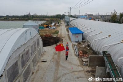 檢查養(yǎng)雞場用電設備，全力做好養(yǎng)殖基地跟蹤服務工作