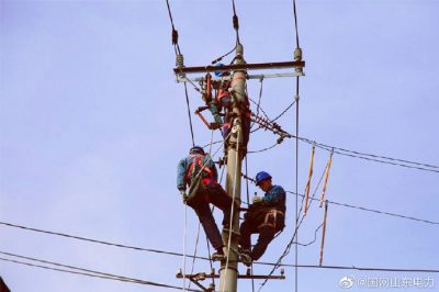在10千伏酒廠線25號鐵塔實(shí)施打樁立塔作業(yè)