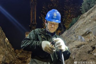 搶修受損電纜，及時恢復(fù)供電