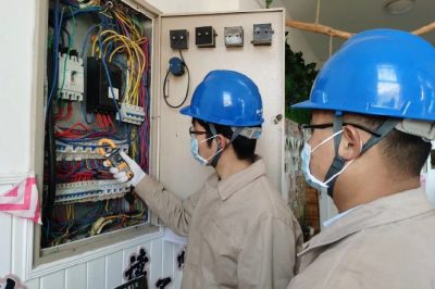 對(duì)校園內(nèi)外的電力線路、設(shè)備安全隱患進(jìn)行全面排查