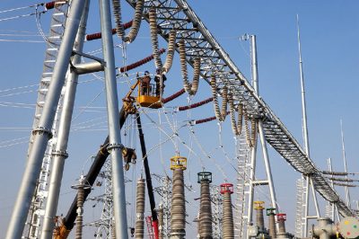 500千伏輸變電工程現場進行引流安裝作業(yè)