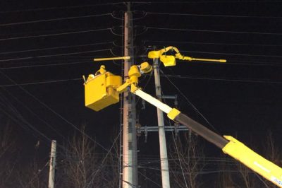 施展絕技帶電斷、接引流線恢復(fù)10千伏線路供電