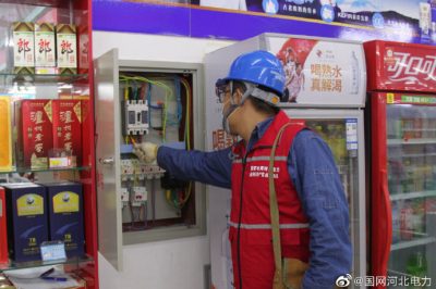 國網(wǎng)海興縣供電公司為村民檢查供暖設(shè)備，確保設(shè)備運行正常