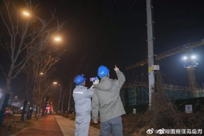 配電運(yùn)檢四班組織人員對(duì)濱江地區(qū)主要線(xiàn)路開(kāi)展夜間巡視