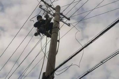 開(kāi)展接戶(hù)線(xiàn)、銹蝕表箱改造，努力增荷供電可靠性