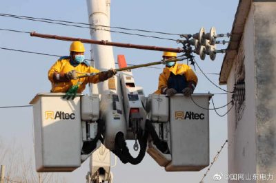 帶電斷接十二廟臺區(qū)的引流線，更換老化的跌落開關(guān)